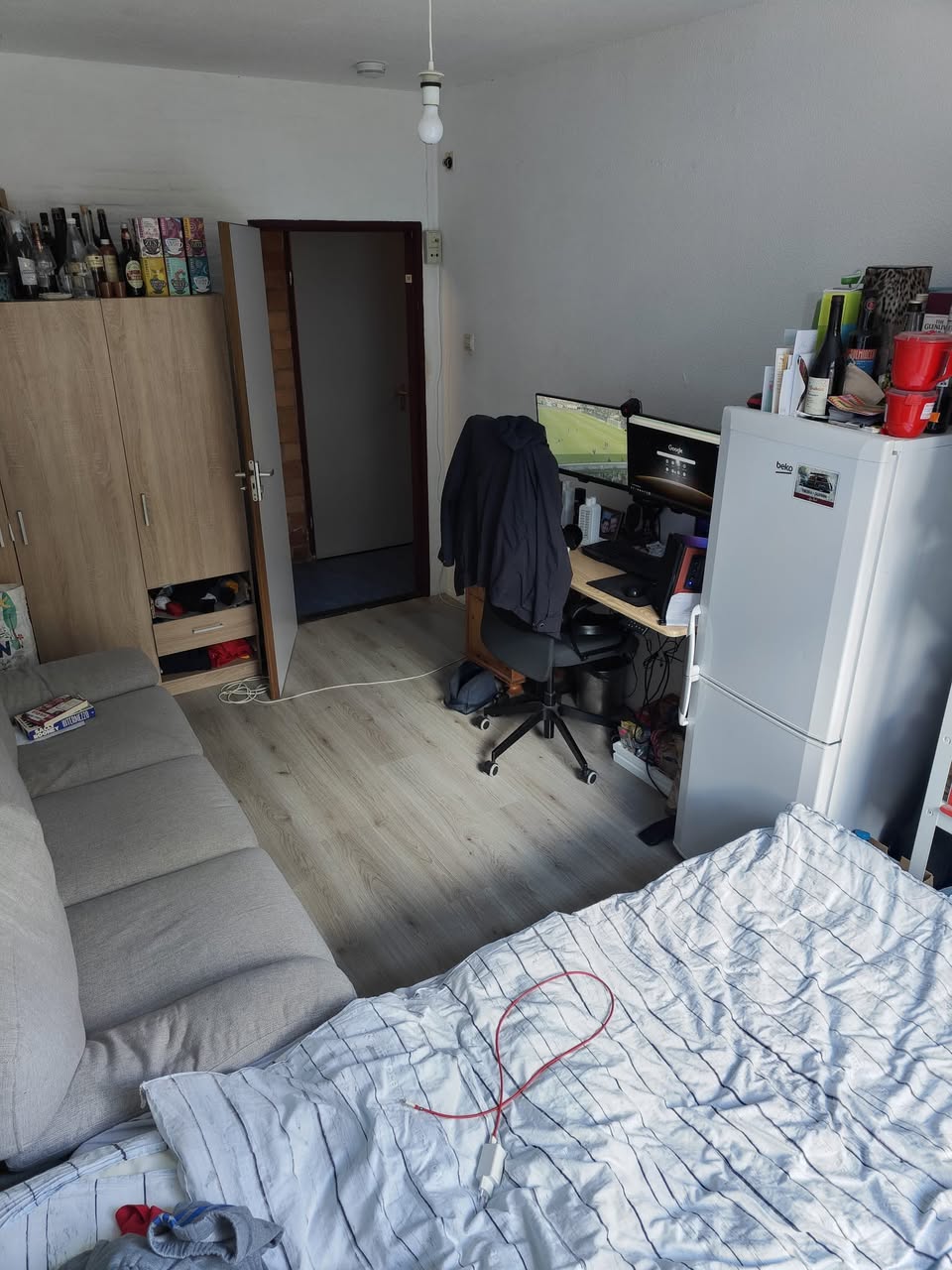Bekijk foto 1/3 van room in Leiden